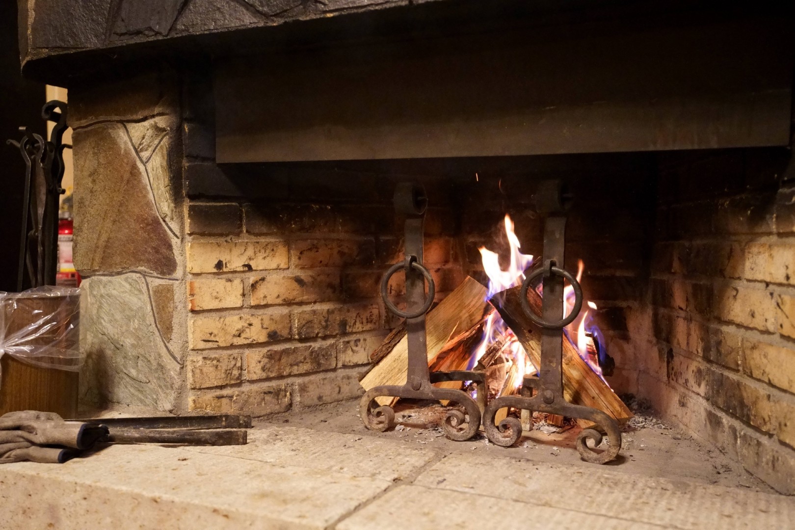 薪ストーブで揺れる炎のクローズアップ