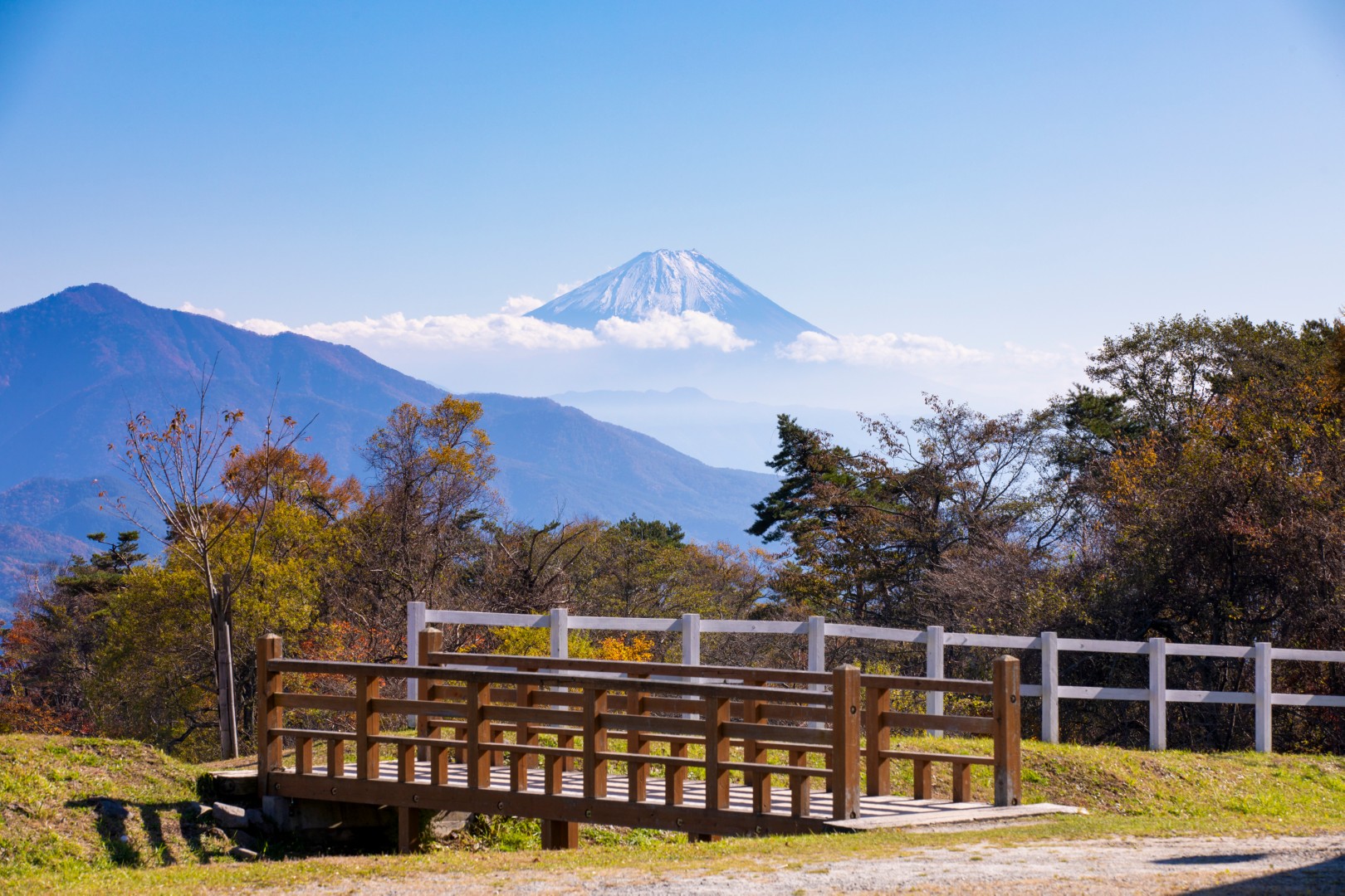霧に包まれた朝のテラスと高原の景色
