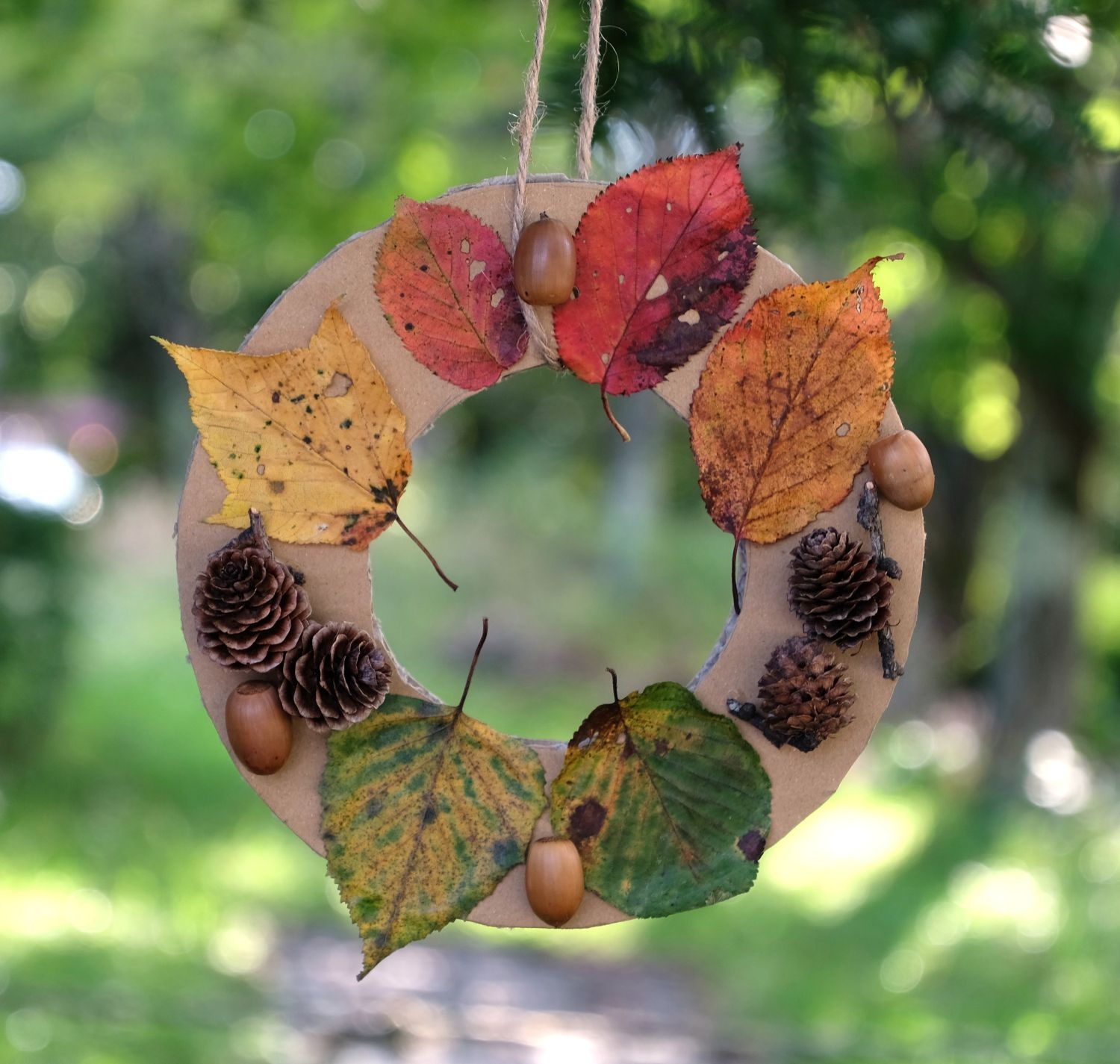 森の茂みでクラフト体験