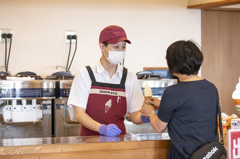 ソフトクリームスタッフ